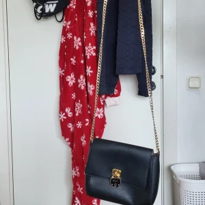 Ralph Lauren handväska  - En jättefin handväska som säljs pga att den inte kommer till användning, är i jättebra skick. Priset pga att den är äkta (finns bild på stämplen på andra bilden) dene väldigt fin och är i bra sick💓pris kan diskuteras!