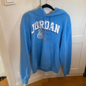 Säljer min Jordan hoodie i storlek xs. Tröjan är inte använd mycket derför i väldigt bra skick. Inga håll eller fläckar i tröjan.  Nypris: 1000  Fråga om ni undrar något!!!