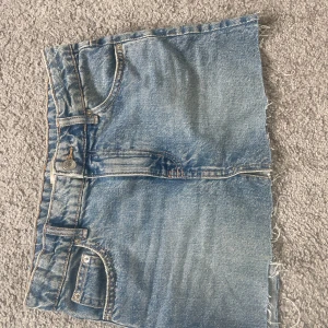 Jeans kjol  - En jätte fin jeanskjol som tyvär inte passar mig längre den är i storlek 146 men passar xxs 💗