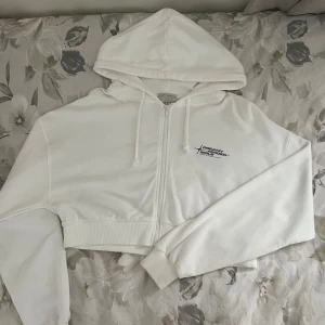 Supersnygg vit kofta - Aldrig använd kort vit kofta, fint material från pull and bear och perfekt till kommande kyligt väder💗💗Alltid öppen till prisförslag!