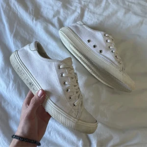 Saint Laurent skor - Säljer ett par saint Laurent skor i väldigt fint skick, dessutom med lite rengöring blir dom nästan helt nya. Storlek 42. Hör av dig om du har frågor mm!