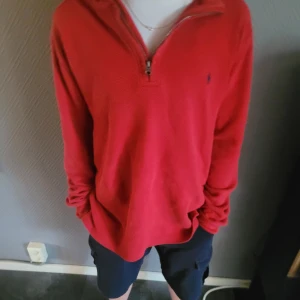 Ralph Lauren half zip - En stilren halfzip som inte passar mig längre. Den är i bra skick och är knappt använd. Det går att pruta.