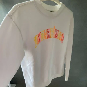 Hov1 tröja  - Jag säljer min hov1 merch tröja som aldrig e använd helt ny Skick. Säljer på grund av att jag inte använder och är inte ett så stort fan av dom längre💞priset kan diskuteras 