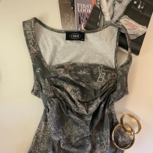 Grön topp🏜️🌵 - cool grön topp med beige detaljer🌵🥥