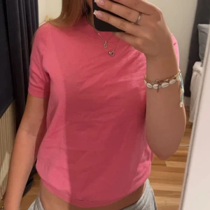 finstickad t-shirt - använt max 2 gånger, bra skick 