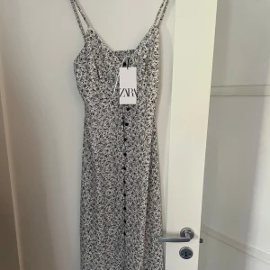 Lång klänning - Supersöt långklänning från zara. Inte använd!