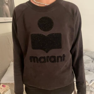 Isabel Marant tröja  - Säljer min fina Isabel Marant tröja i perfekt skick💕 Nypris ligger runt 3000💕 perfekt nu till vinter och höst🍁Tröjan har inga defekter💕😍 Priset är diskuterbart vid snabb affär💕Kolla gärna in min profil där jag lagt upp fler snygga plagg😍