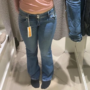 Low waist bootcut jeans från Gina Tricot  - Lågmidjade jeans ifrån Gina Tricot i storlek 164! Använd några gånger!☺️ 