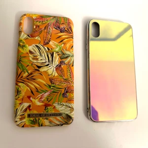 Mobilskal iPhone XS Max - Två mobilskal till iPhone XS Max, en blommig från ideal of Sweden och en i chrome. Båda är hela och i bra skick, priset är för båda men man kan även enbart köpa en🫶🏼