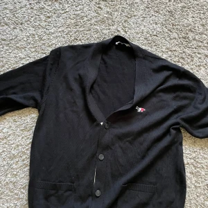 Manson Kitsune cardigan - Stickad Maison Kitsune cardigan i svart, väldigt bra skick Använt några gånger