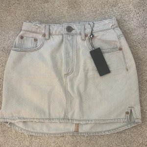 Oneteaspoon jeans kjol - Supper snygg oneteaspoon jeanskjol med lappen kvar och aldrig använd. Originalpris är omkring 1200kr. Pris kan diskuteras. Tryck gärna på köp nu.💕