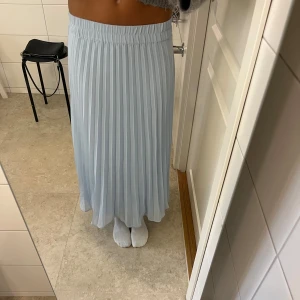 Långkjol - Ljusblå kjol från Monki!