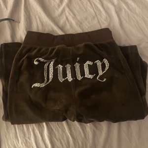 Juicy couture byxor - Säljer dessa jättefina bruna juicy couture byxor i storlek xxs då de inte kommer till användning. Dom är knappt använda och köptes nya förra vintern💗 