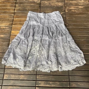 Mellanlång kjol - Ligmidjad kjol med broderi och paljetter 