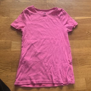 Ljusrosa tight kortärmad t-shirt  - Fin xtra tight rosa t shirt med linjer.