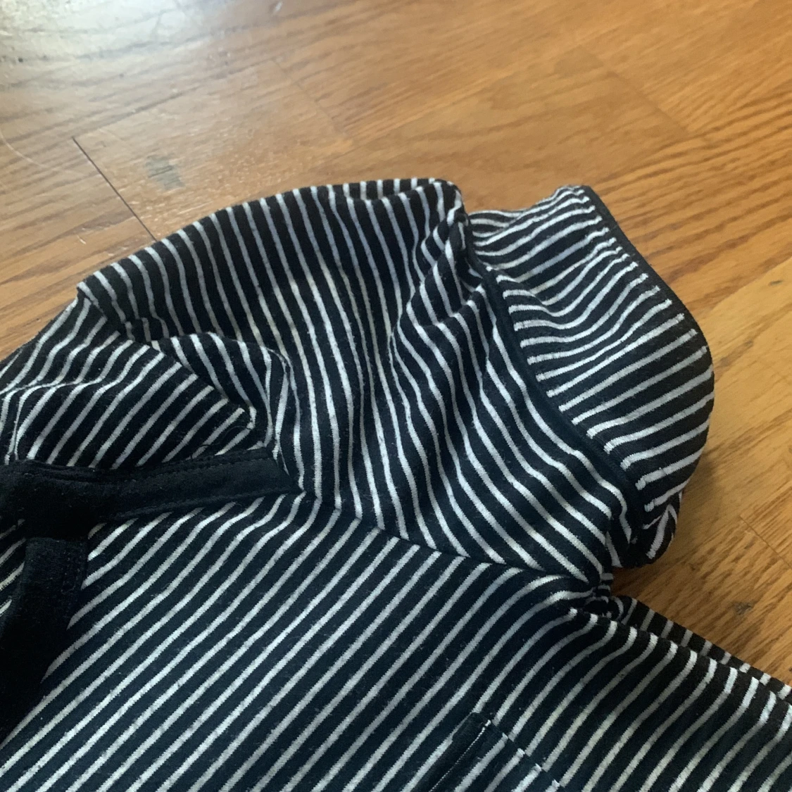 Svart och vit y2k t shirt med puffiga händer  - 91