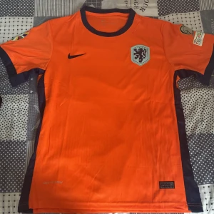 Nederländerna tröja EM 2024 - Sjukt bra skick, storlek M, shorts medföljer