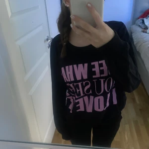 Tjocktröja - En jätte snygg svart tjocktröja med rosa text, använt nåra gånger men är i bra skick.🩷