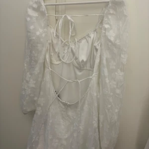 Studentklänning - Säljer nu min fina studentklänning, perfekt till student eller annat tillfälle!! Storlek s/m, går att justera i ryggen så skulle säga att den passar olika storlekar.