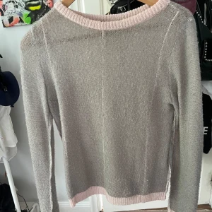 Zara tröja - Stickad tröja från zara med rosa detaljer. Köpt i vintras men nästan aldrig använd.