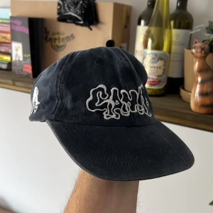 GAMMASTUDION Pelle Cap - Keps i begränsad upplaga från svenska märket Gammastudion med feta detaljer som ses på bilderna. Använd med kärlek.