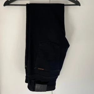Nudie jeans - Riktigt sköna nudie jeans i modellen tape ted, vilket är en tajtare modell. De är nästan aldrig använda, så de är i nyskick.  Storlek 31 i midjan och storlek 32 i längd.  Hör av er vid minsta lilla fundering🤝
