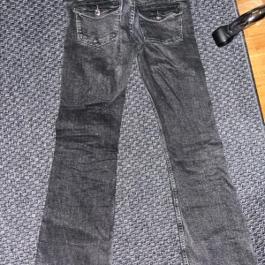  Gråa jeans😍 -  Säljer dessa från Gina Young❤️dom Är i storlek 164❤️ I bra skick bara använt dem två gånger ❤️❤️Jag säljer dem för 300 Priset kan diskuteras. frakt ingår inte
