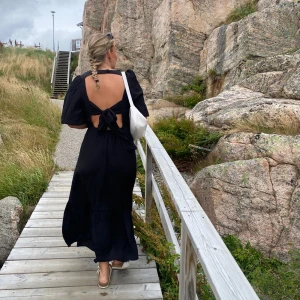 sommaeklänning - fin svart sommarklänning med öppen rygg (knyte)🫶🏼 