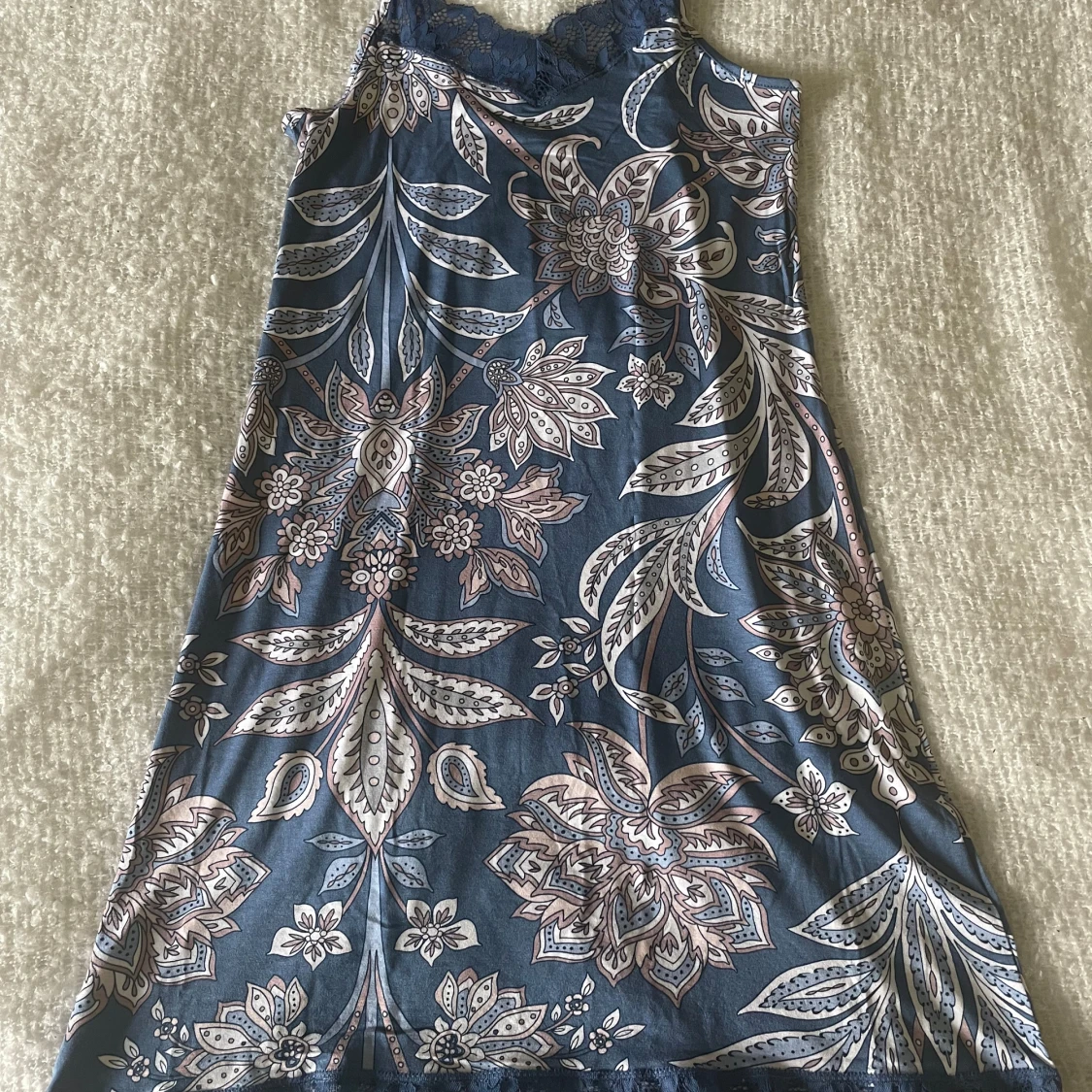 Blommig klänning med spetsdetaljer