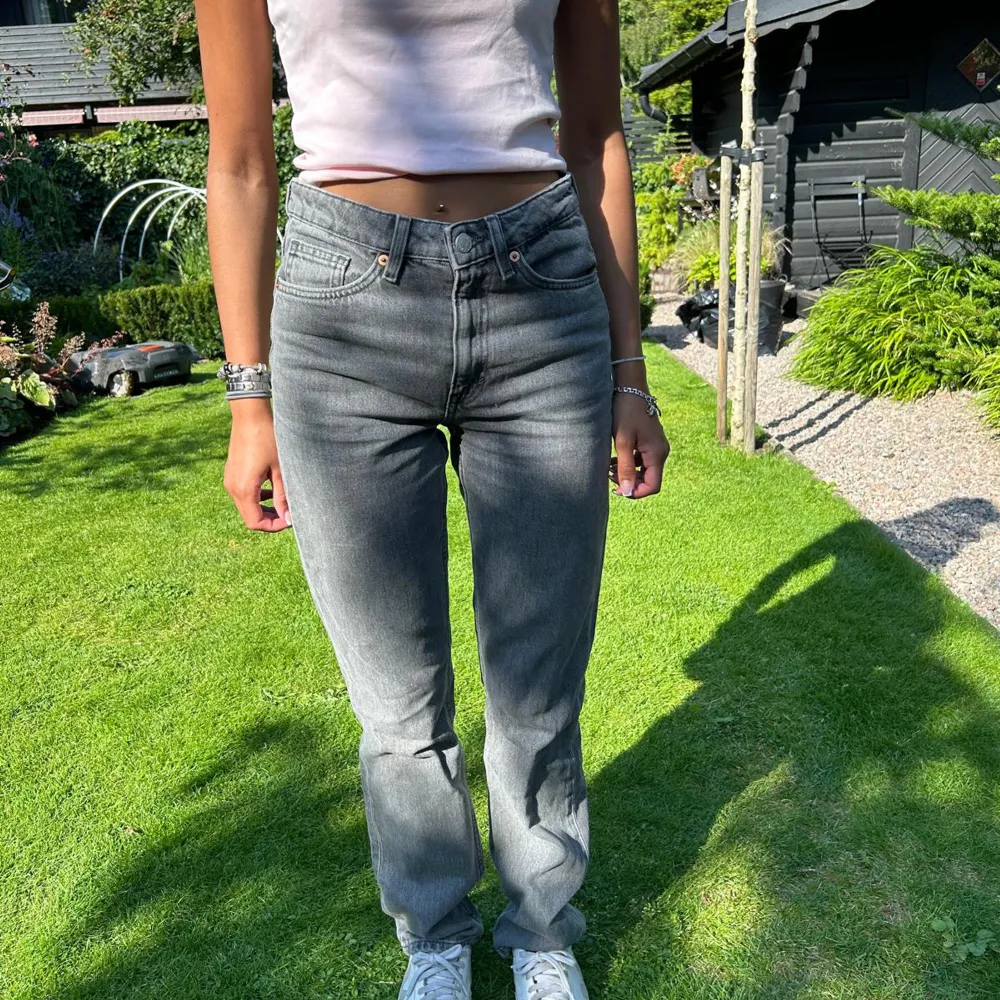 Gråa mid/high waist jeans från Monki strl 25/32 använda ungefär 1 gång då som inte sitter riktigt som jag hade hoppats på, jag är 160 och dom är perfekta i längden.  Mer info kom privat . Jeans & Byxor.