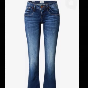 Ltb jeans - Säljer mina snygga ltb jeans i modellen valerie🥰De har tre små fläckar som visas på bilderna men verkligen inget som syns mycket eller som man tänker på!💞