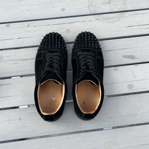 Christian Louboutin  - Hej, säljer mina fina Christian Louboutin skor i använt skick men har fortfarande mycket kvar att ge, finns det några frågor är det bara att kontakta mig😀