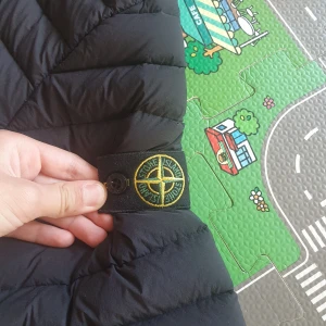 Tja jag säljer min Stone Island junior puffer jacka - Skick