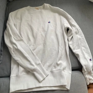 Champion sweatshirt  - En vit champion sweatshirt i bra skick. Storlek L. 