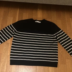 Randig tjocktröja  - Säljer den här jätte fina randiga tröjan från zara, den är i super bra skick och jätte söt till hösten. Nypris 400, säljer för 180🥰 storlek M, ganska liten i storleken. 