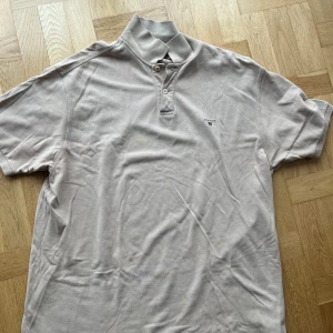 Beige ganttröja - Beige gant-polo i storlek XXXL. Aldrig använd.