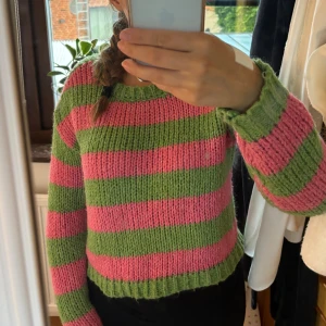 Färgglad stickad tröja - Jättefin stickad i fin rosa och grön. Använd max 2 gånger, bra skick. 