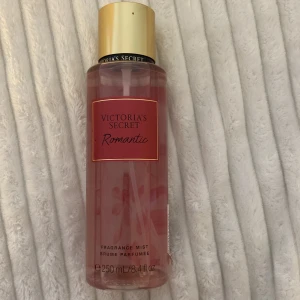 Victoria's Secret Romantic Fragrance Mist - Säljer en Victoria's Secret Romantic Fragrance Mist. Den kommer i en genomskinlig rosa flaska med en guldig kork. Flaskan rymmer 250 ml (8.4 fl oz) och har en elegant design med en röd etikett. Perfekt för att fräscha upp sig med en romantisk doft. Köp direkt eller ge prisförslag 💕 säljer pga att ja inte riktigt tycker doften passar just mej