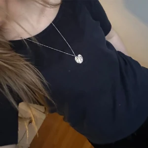 Stickad t-shirt - Stickad t-shirt som är marinblå💗