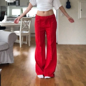 Röda vida byxor - Så fina röda kostymbyxor som tyvärr inte kommer till användning :( går att ha både som jag har på bilden eller mer högmidjat!❤️ tryck gärna på köp nu! 