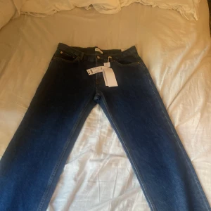 Jeans  - Nya low waist/ straight jeans fråg Gina Tricot. Helt nya med prislappar 