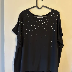 Svart blus  - Svart blus med pärlor 