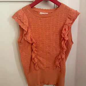 Volang topp - Super snygg typ aprikos färgad volang topp använd sparsamt😽