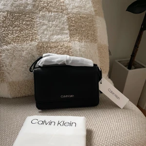 Calvin Klein Plånbok väska  - Unik läder Calvin Klein plånbok väska, aldrig använd.  Köparen står för frakt 📦 