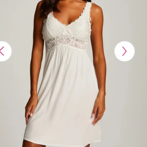 hunkemöller nattlinne - 🤍säljer mitt supersnygga nattlinne i spets från hunkemöller🤍helt oanvänt !! banden är justerbara !! svarar snabbt vid frågor, eller om fler bilder önskas!🫶🏼