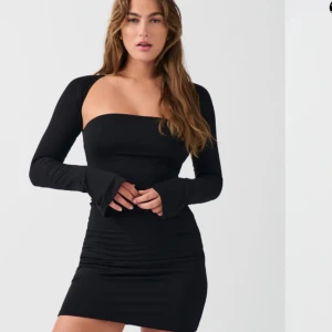 klänning - jätte fin och endast använd 1 gång. i ny skick. skriv för egna bilder🩷