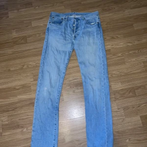Levis 501 - W32 L34 Cond 5/10 Lagat hål vid knät 