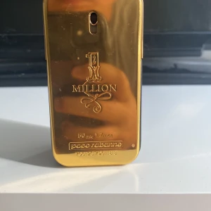 1 million parfym - Hej säljer min 1 million parfym från föraa året i julklapp. Den är nästan helt ful då den inte satt i smaken för mig. Bara parfymen som ingår 