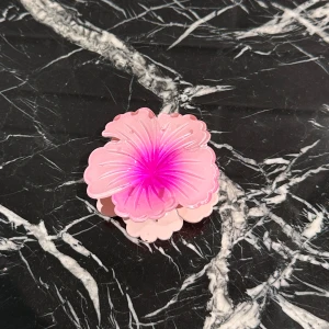 Hårklämma - Jag säljer en superfin rosa blomhårklämma som jag köpt i Thailand! 🌸