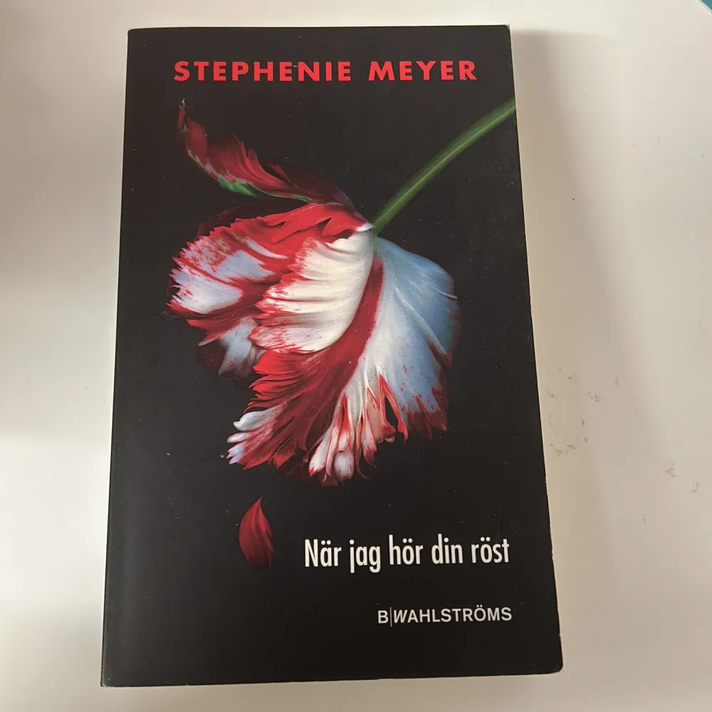 Stephenie meyers bokserie på svenska inkluderar  - om jag kunde drömma - när jag hör din röst - ljudet av ditt hjärta - så länge vi båda andas Ny pris är 519 kr, pris kan diskuteras. 50 kr st eller alla för 150kr. Övrigt.